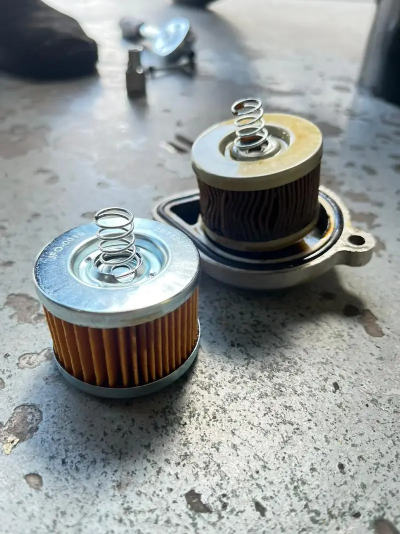 Filtro de óleo do motor novo e usado